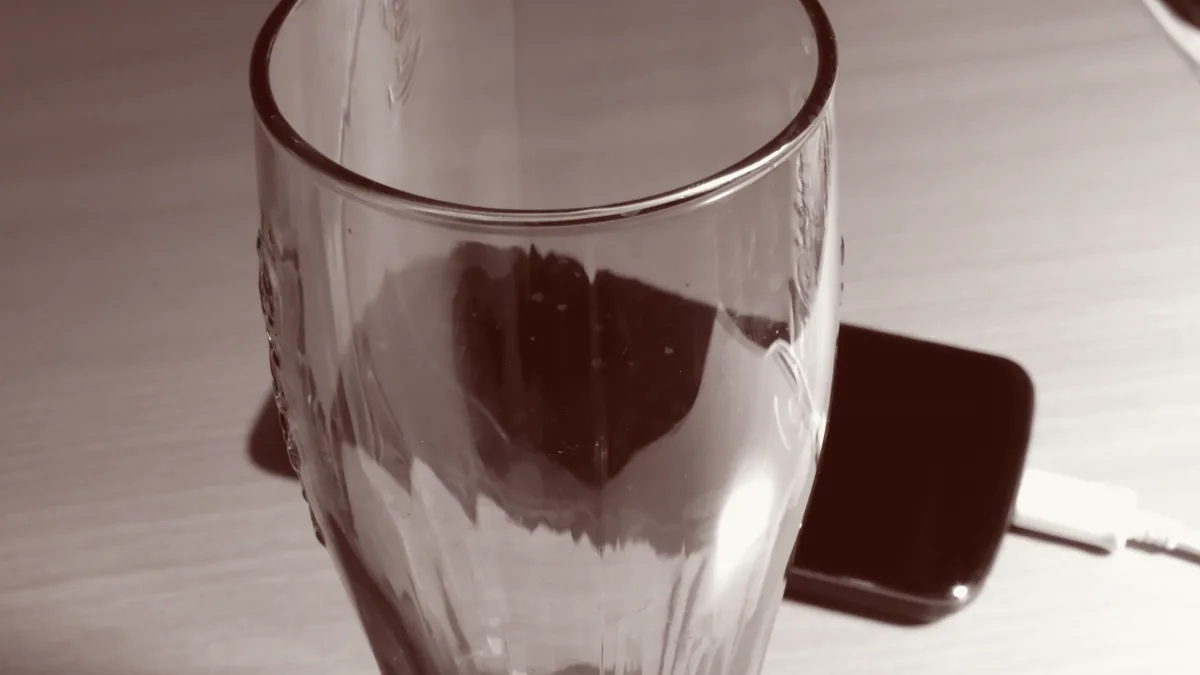 Teléfono móvil apoyado en una mesa