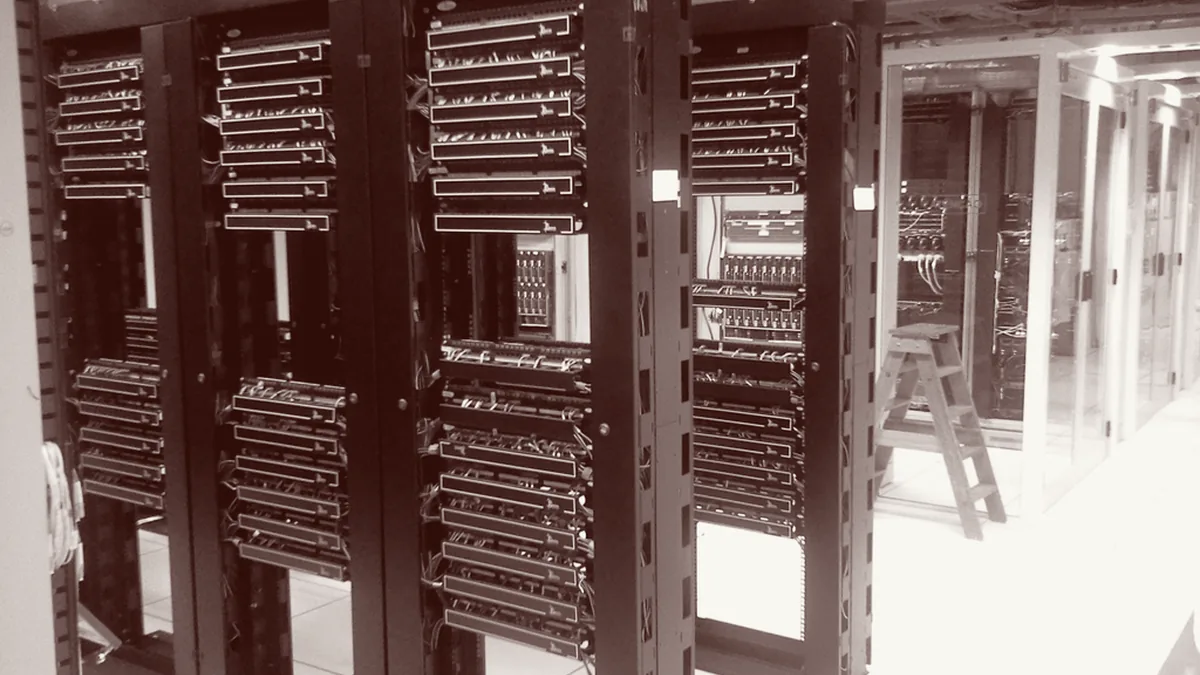 Pasillo de armarios de servidores en un centro de datos