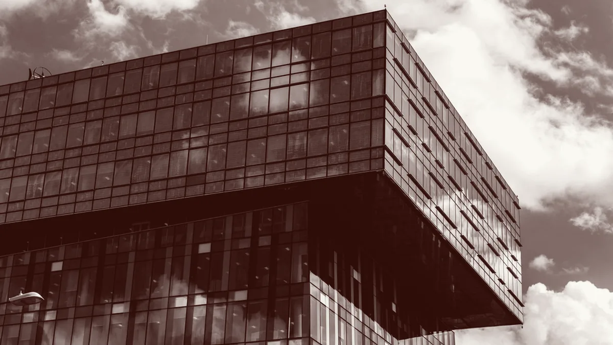 Fachada acristalada de un edificio de oficinas