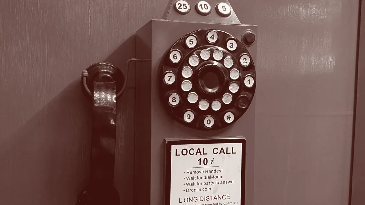 Auricular de un teléfono antiguo descolgado