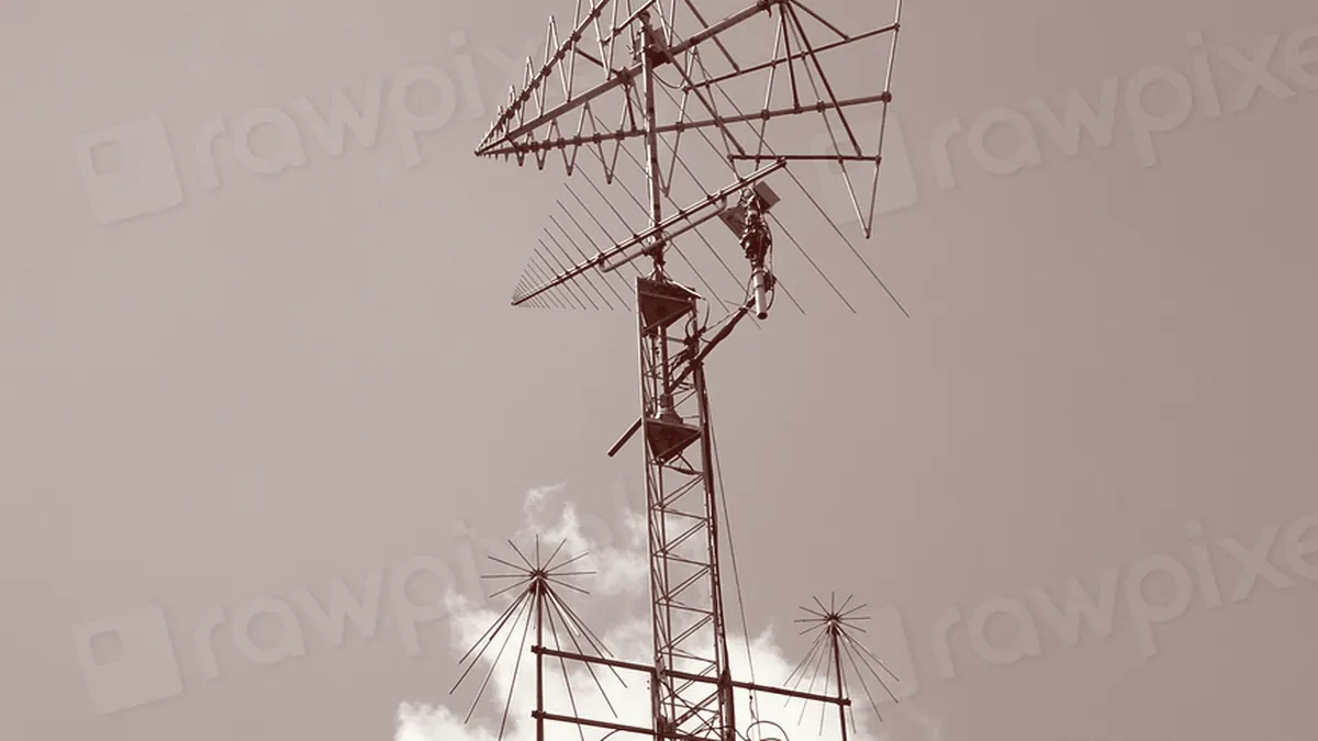 Torre de antenas de radio recortada contra el cielo
