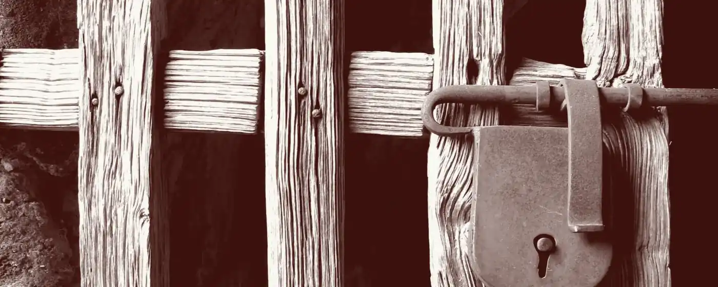 Candado de hierro antiguo sobre una puerta de madera