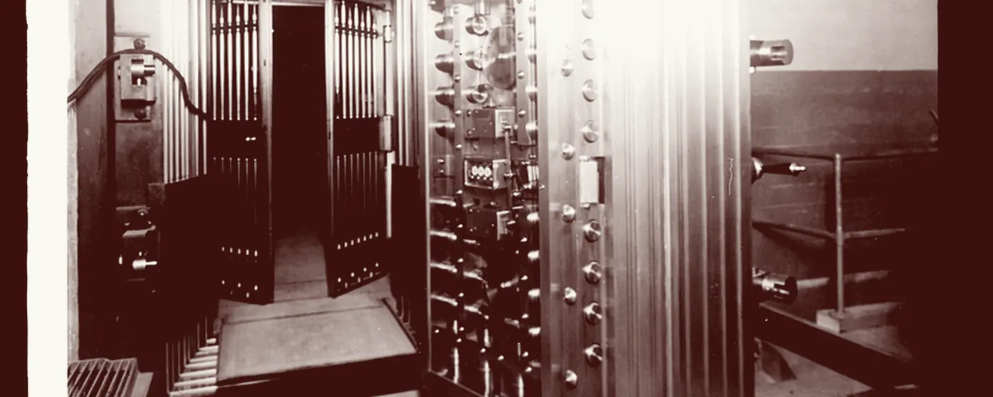 Interior de una cámara acorazada de banco de principios del siglo XX