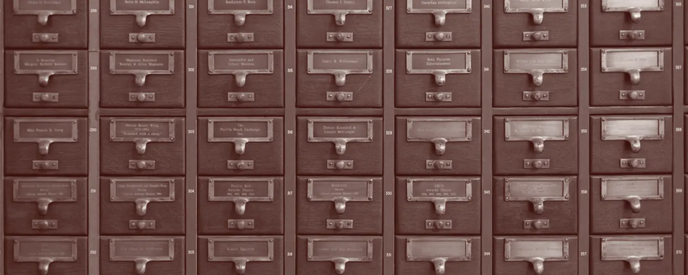 Cajones de un fichero de biblioteca con miles de fichas